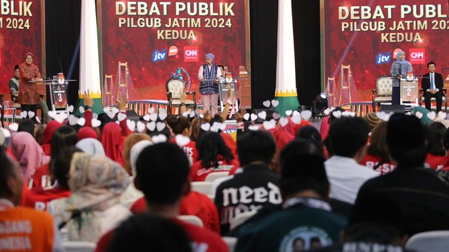 Elektabilitas Khofifah hampir selalu menembus angka 50 persen. Sementara itu, Risma tak pernah lebih dari 40 persen. Sedangkan Luluk selalu satu digit.