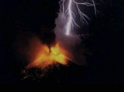 Ratusan Gempa Tercatat Sebelum Gunung Lewotobi Laki-laki Erupsi