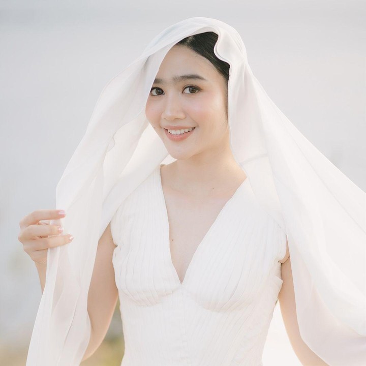 <p>Febby tampil anggun mengenakan gaun putih dengan veil menutupi kepalanya. Riasan yang sederhana menambah kesan anggun di penampilan perempuan 28 tahun ini. (Foto: Instagram @febbyrastanty)</p>