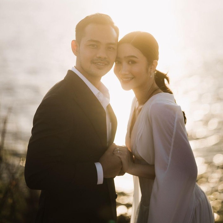 <p>Febby dan sang kekasih memilih tema <em>outdoor</em> untuk foto <em>prewedding</em> mereka. Keduanya berpose serasi di pinggir pantai saat matahari terbit. Melalui unggahan ini, Febby mengungkapkan perasaan bahagianya memilih Drajad Djumantara sebagai calon pendamping. "Aku memilihmu. Dan Aku akan memilihmu lagi dan lagi. Tanpa jeda, tanpa ragu, dalam sekejap. Aku akan terus memilihmu," tulisnya. (Foto: Instagram @febbyrastanty)</p>