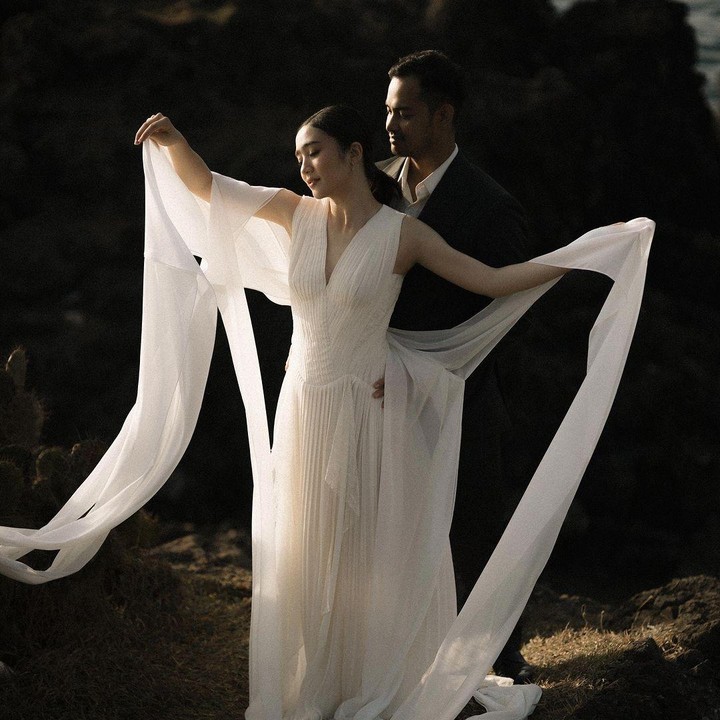 <p>Aktris Febby Rastanty mengejutkan publik setelah mengumumkan acara lamaran dengan sang kekasih, Drajad Djumantara, belum lama ini. Tak berselang lama, Febby membagikan foto-foto <em>prewedding</em>-nya di media sosial, Bunda. (Foto: Instagram @febbyrastanty)</p>