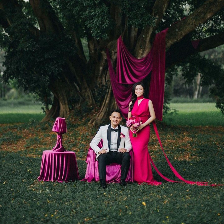 <p>Foto <em>prewedding</em> lain yang tak kalah mencuri perhatian adalah saat Febby dan Drajad Djumantara berpose di dekat pohon besar. Febby terlihat anggun mengenakan gaun berwarna pink cerah sambil memegang buket bunga. Sedangkan sang kekasih yang beprofesi sebagai polisi mengenakan tuksedo hitam putih dengan bunga kecil berwarna merah muda yang diletakkan di kantong jas. (Foto: Instagram @febbyrastanty)</p>