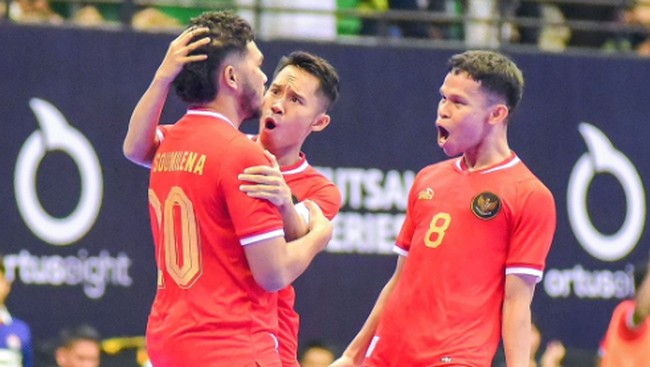 Pemain Timnas Futsal Indonesia Romi Humandri menangis setelah mencetak 2 gol yang membuat Indonesia menang 3-1 atas Australia di Piala AFF Futsal 2024.