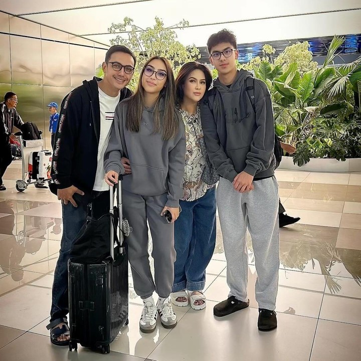 <p>Kedua anak Gunawan Sudrajat yang bernama Khayra Shakilla Naja dan Adhna Khayru Akyela Hardikusumo juga diketahui tengah menjalani kuliah di Monash University, Australia. Bahkan, salah satu anaknya disebut berhasil masuk kampus tanpa melakukan tes. “Waktu itu kebetulan anakku kalau enggak salah kelas tiga SMA, dia <em>apply</em>, dia masuk nilainya, dan <em>alhamdulillah</em> masuk tanpa tes,” ujar Gunawan, dikutip dari kanal YouTube <em>Insertlive. </em>(Foto: Instagram @gunawan_sudrajat_real)</p>