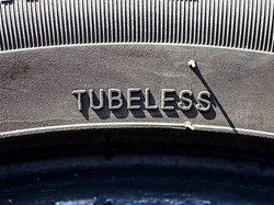 Ketahui Fungsi Cairan Ban Tubeless dan Cara Menghilangkannya
