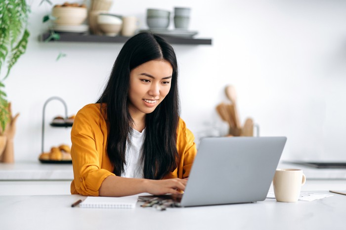 Ilustrasi wanita bekerja menggunakan laptop