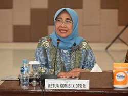 MK Putuskan Pendidikan Dasar Negeri-Swasta Gratis, DPR Sorot Kesiapan APBN-APBD