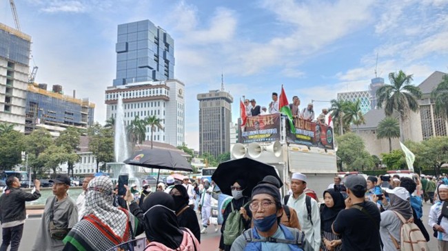 Massa Aksi 411 menyerukan 'ganyang Fufufafa' dalam unjuk rasa yang digelar di dekat Istana Kepresidenan Jakarta, Senin (4/11) siang.