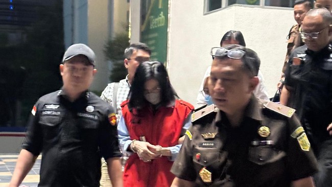 Ibu Ronald Tannur, Meirizka Widjaja, resmi jadi tersangka kasus suap hakim langsung dijebloskan ke tahanan di Kejati Jatim.
