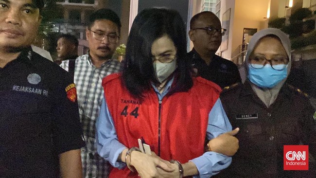 Meirizka Widjaja, ibu dari terpidana kasus pembunuhan dan penganiayaan Ronald Tannur dipindah ke Kejaksaan Agung di Jakarta, Kamis (14/11) pagi.