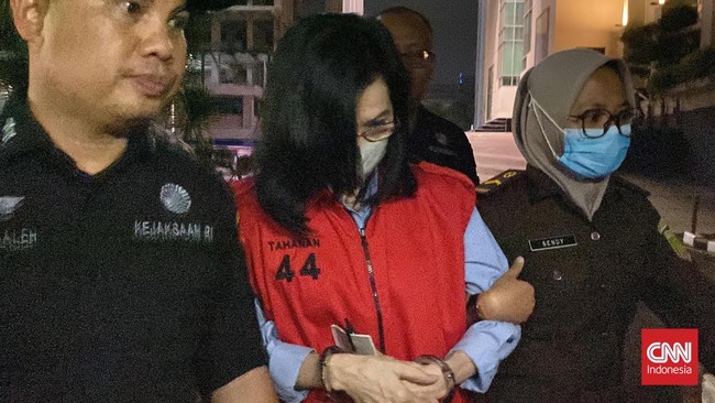 Ibu Ronald Tannur, Meirizka Widjaja (MW) ditetapkan sebagai tersangka oleh Kejagung. Disebut siapkan duit suap untuk hakim PN Surabaya.