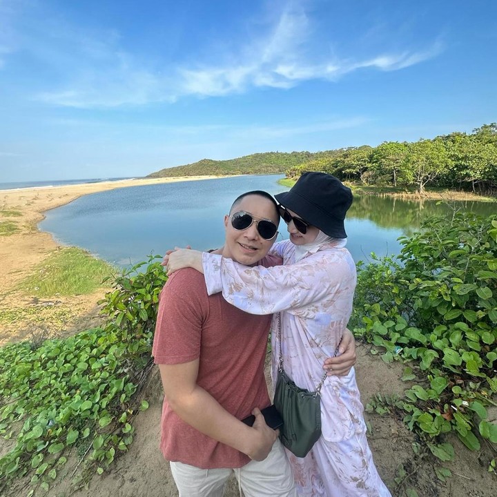 <p>Sebaliknya, keduanya kerap memamerkan kemesraan bak pasangan baru lewat berbagai momen yang diunggah di media sosial seperti potret berikut ini. (Foto: Instagram@melodylaksani92)</p>