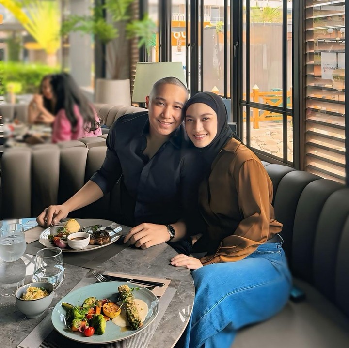 <p>Melody merayakan ulang tahun pernikahannya itu dengan makan bersama di sebuah restoran. Ia pun menambahkan ucapan manis pada <em>caption</em> unggahannya itu. "<em>Happy anniversary</em>, sayang. Makasih udah sabar sama aku soalnya aku lebih sabar sama kamu.<em> Love you, Bro</em> Toni," tulis Melody, dikutip dari laman <em>Instagram@melodylaksani92,</em> Senin (4/11/2024). (Foto: Instagram@melodylaksani92)</p>
