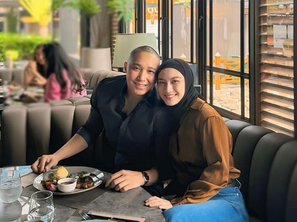 5 Potret Melody Laksani Eks JKT48 dan Suami, Baru Rayakan Anniversary ke-6