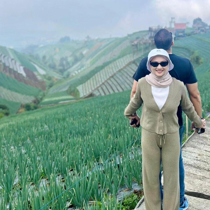 <p>Perempuan 32 itu menikah dengan Hanif Fathoni pada 3 November 2018. Selama enam tahun mengarungi bahtera rumah tangga, pasangan ini hampir tak pernah diterpa gosip miring. (Foto: Instagram@fathonihanif)</p>