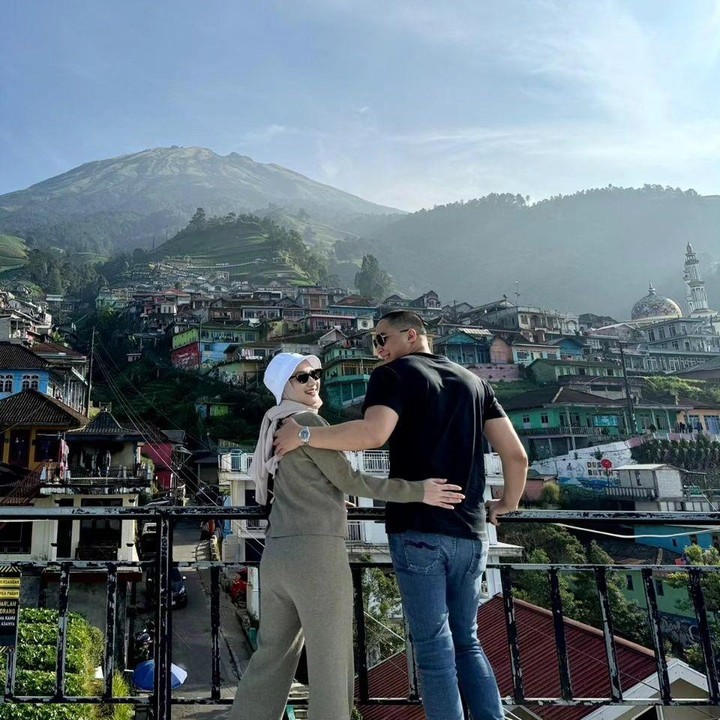 <p>Bahkan, keduanya pun kerap meluangkan waktu untuk liburan bersama. "Romantis brok," tulis akun <em>@akbar****.</em> "Romantis banget mereka," tulis akun <em>@rezafrmnsy****.</em> (Foto: Instagram@fathonihanif)</p>