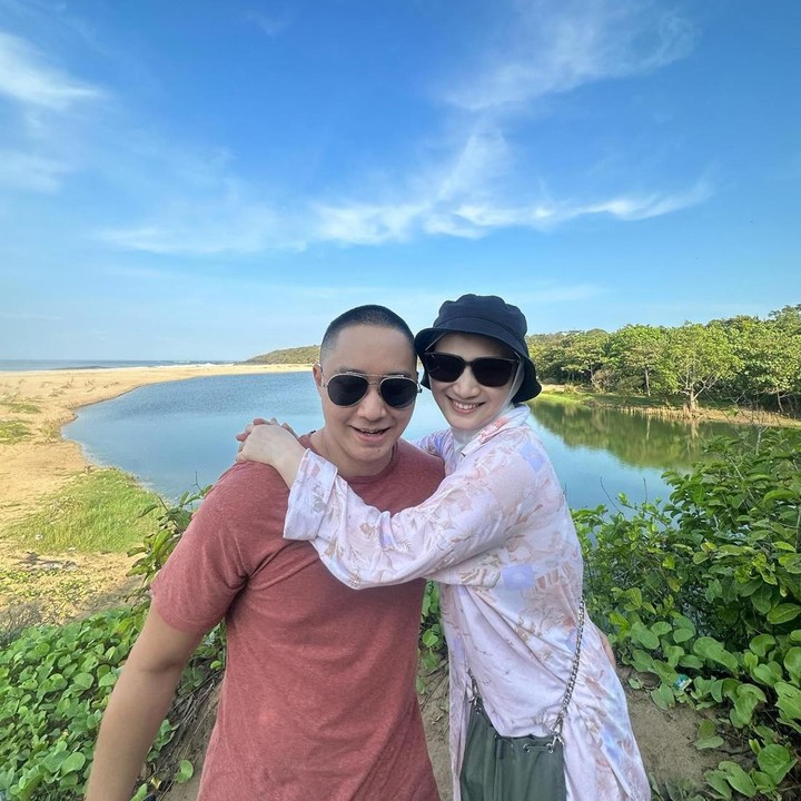 <p>Melody Nurramdhani Laksani, mantan personel JKT48, baru saja merayakan ulang tahun pernikahannya dengan sang suami, Hanif Fathoni, yang ke-6. Momen itu dibagikan langsung oleh Melody melalui potret yang diunggah di Instagram pribadinya. (Foto: Instagram@melodylaksani92)</p>