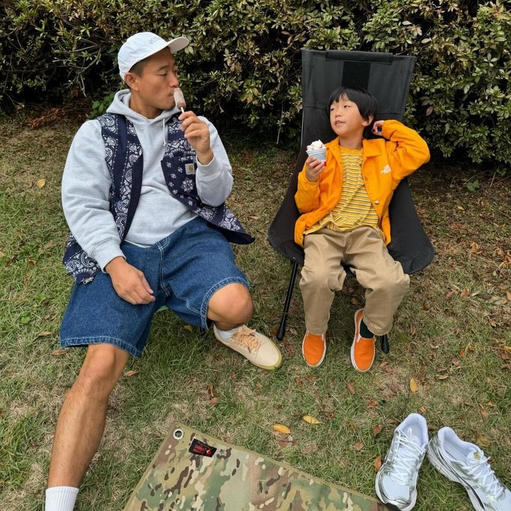 <p>Momen seleb Korea ketika momong anak lainnya hadir dari Kang Gary. <em>Rapper</em> sekaligus eks bintang <em>Running Man</em> ini tampak sedang piknik seraya menyantap es krim dan bercengkerama bersama anaknya di sebuah taman. Seru sekali, ya. (Foto: Instagram @kanggary_yangban)</p>