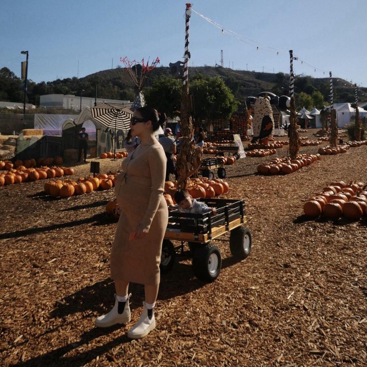 <p>Nikita Willy terlihat menghabiskan momen hallowen di <em>outdoor.</em> Perempuan 30 tahun ini seperti berada di taman hiburan dipenuhi buah labu yang menjadi ikon hallowen. (Foto: Instagram @nikitawillyofficial94)</p>