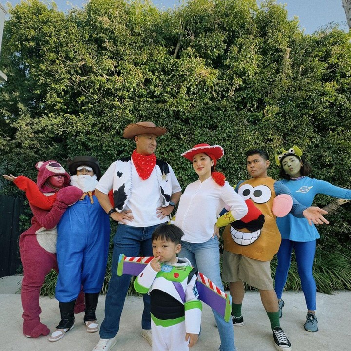<p>Selain berpetualang di alam bebas, Nikita Willy dan suaminya juga mengajak anaknya merayakan hallowen dengan mengenakan kostum pemeran di film <em>Toy Story</em>. Nikita Willy terlihat <em>stylish</em> mengenakan kaos putih yang dipadukan dengan celana jeans dan topi koboi. (Foto: Instagram @nikitawillyofficial94)</p>