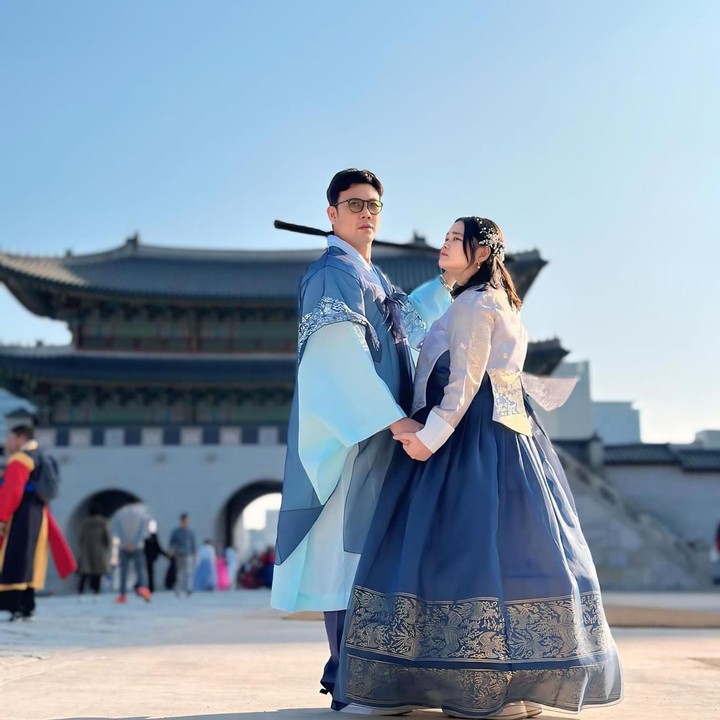 <p>Dari unggahan tersebut, Densu juga menyelipkan foto-foto romantisnya dengan sang istri yang sukses membuat netizen baper. "Fav slide 10, <em>so sweet</em>, gulanya atur sendiri," tulis akun @anggipradnyanarulita****. "Slide 1 sama slide ke 10, alias slide terakhir... <em>sweet</em> banget," tulis akun @yulia****. (Foto: Instagram@sumargodenny)</p>