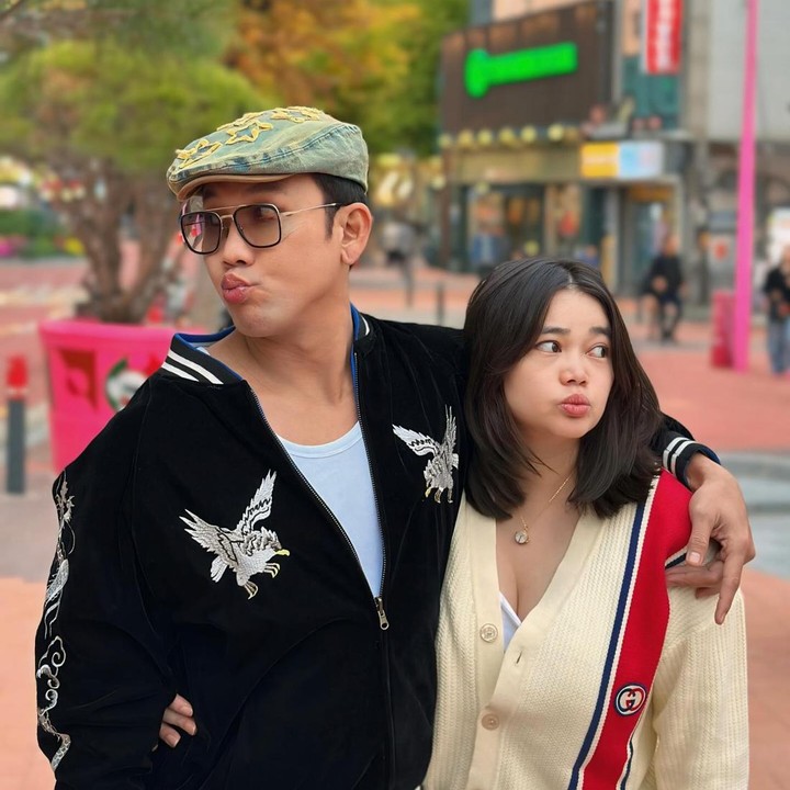 <p>Pasangan artis yang satu ini menikah pada 21 November 2020. Selama hampir empat tahun mengarungi bahtera rumah tangga, Olivia dan Densu jauh dari gosip miring. Bahkan, kebahagiaan mereka bertambah dengan kehadiran sang putri yang lahir pada 27 Juli 2024. (Foto: Instagram@sumargodenny)</p>