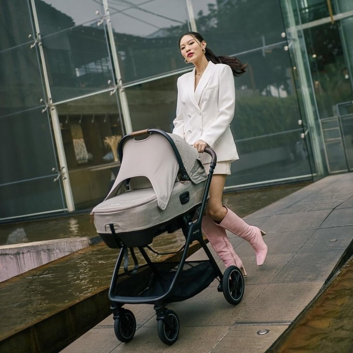 <p>Model dan presenter Patricia Gouw juga terlihat langsing usai melahirkan anak pertamanya, Bunda. Perempuan 34 tahun ini ternyata tidak memiliki trik khusus untuk menjaga penampilannya. Ia hanya fokus merawat anaknya, termasuk memberikan ASI eksklusif. (Foto: Instagram/@patriciagouw)</p>