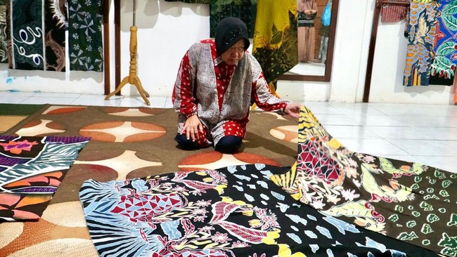 Sang pemilik toko batik tak bisa menyembunyikan rasa bangga. Baginya, kedatangan Risma menjadi momen berharga bagi para perajin dan dirinya pribadi.