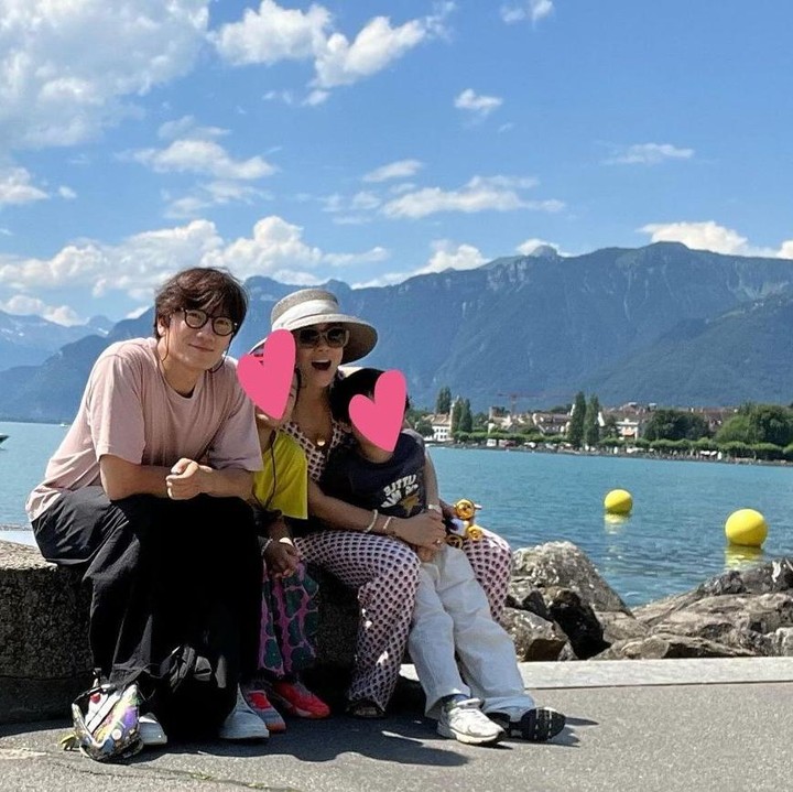 <p>Pemain drama Korea <em>Adamas</em>, Ji Sung, mengabadikan momen bahagianya ketika menghabiskan waktu bersama sang istri, Lee Bo Young, dan kedua anaknya. Pasangan selebritas Korea ini tampak ceria dan bahagia sekali ya, Bunda. (Foto: Instagram @justin_jisung)</p>