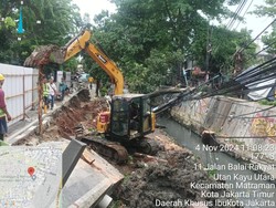 Tiang Listrik hingga Pohon Tumbang Akibat Longsor Perbaikan Turap di Jaktim