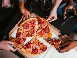 Begini Cara Benar Hangatkan Pizza dengan Microwave