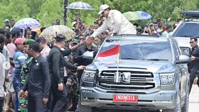 Bukan Maung Garuda, Prabowo Naik Mobil Tank China di Papua