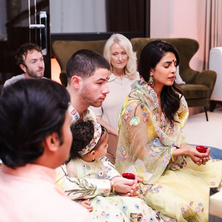 <p>Malti Marie sendiri terlihat duduk dengan tenang di pangkuan sang Ayah ketika upacara berlangsung. Dalam kesempatan lainnya, Malti Marie sangat aktif menyapa keluarga lainnya, lho. (Foto: Instagram: @priyankachopra)</p>