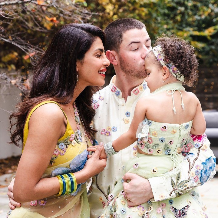 <p>Banyak netizen yang turut mengucapkan selamat Diwali untuk Priyanka dan keluarga. Tidak sedikit pula yang berharap agar keluarga perempuan 42 tahun ini selalu diberikan kesehatan dan kebahagiaan. (Foto: Instagram: @priyankachopra)</p>