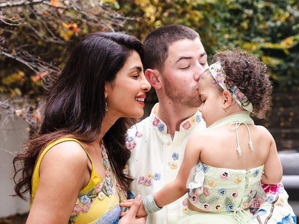 7 Potret Priyanka Chopra Bareng Nick Jonas & Putrinya Rayakan Diwali di London