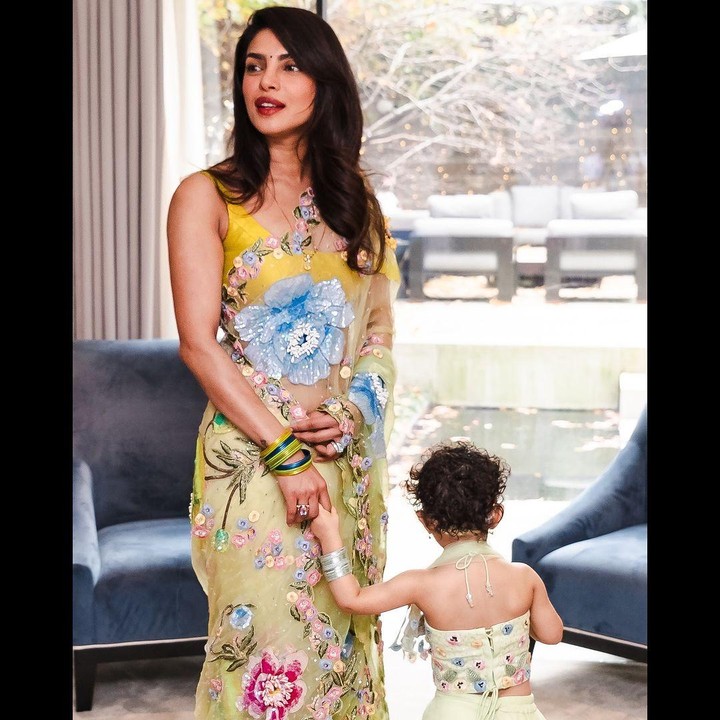 <p>Diwali sendiri merupakan salah satu perayaan sekaligus festival tradisional yang dirayakan di India. Diwali juga biasa disebut dengan festival cahaya karena kerap diwarnai atau identik dengan lampu dan cahaya. (Foto: Instagram: @priyankachopra)</p>