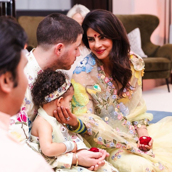 <p>"Selamat Hari Raya Diwali untuk semuanya. Semoga tahun ini membawa kedamaian untuk dunia," tuturnya dengan menyisipkan emotikon hati. (Foto: Instagram: @priyankachopra)</p>