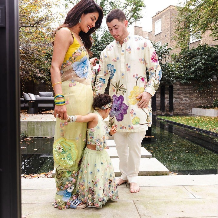 <p>Melihat dari laman Instagram-nya, Priyanka turut membagikan berbagai potret kebersamaannya bersama suami dan sang putri. Ketiganya kompak mengenakan pakaian India dengan sentuhan bunga dan kupu-kupu. (Foto: Instagram: @priyankachopra)</p>