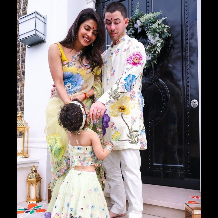 <p>"Selamat Diwali untukmu dan keluarga. Semoga kamu menjalani hari yang luar biasa, penuh kesehatan, kekayaan, kebahagiaan, dan banyak lagi," ungkap seorang netizen. "Semoga selalu diberkati. Sayang kalian. Selamat Diwali," kata netizen lainnya. (Foto: Instagram: @priyankachopra)</p>