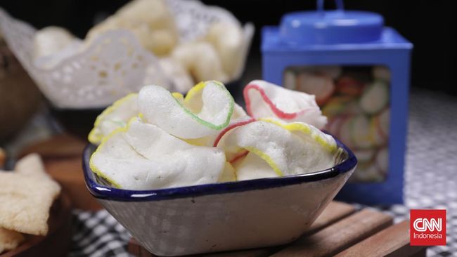 Memasak kerupuk di dalam microwave pada dasarnya adalah proses pemanggangan suhu tinggi yang sangat cepat.