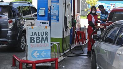 Petugas melayani pengisian bahan bakar minyak (BBM) subsidi jenis pertalite pada kendaraan konsumen di SPBU Jalan Veteran, Semarang, Jawa Tengah, Jumat (18/10/2024). Kementerian Keuangan melaporkan re