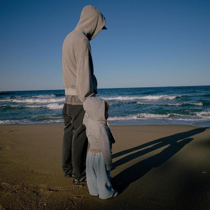 <p>Selain dikenal sering menghabiskan waktu bersama sang istri. Bintang film <em>Northern Limit Line</em>, Kim Mu Yeol juga kerap berbagi momen ketika bermain bersama putra pertamanya. Keduanya kompak mengenakan <em>hoodie</em> sambil memandang laut, Sangat menggemaskan, ya, Bunda.(Foto: Instagram @m00ut)</p>