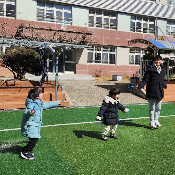 <p>Selanjutnya, ada Park Joo Ho. Pemeran <em>reality show The Return of Superman</em> ini tampak bahagia ketika menghabiskan waktu bersama kedua putranya yang tampan dan menggemaskan. Mereka terlihat bersenang-senang di tepi lapangan (Foto: Instagram @milany_p)</p>
