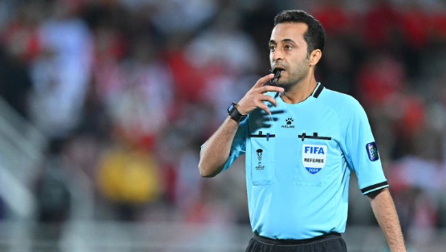 Wasit asal Iran Bonyadifard Mooud dapat dukungan dari sesama wasit jelang memimpin pertandingan Indonesia vs Jepang, Jumat (15/11).