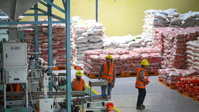 Pemerintah menyiapkan anggaran Rp16 triliun bagi Perum Bulog untuk menyerap 3 juta ton gabah setara beras hingga April 2025.