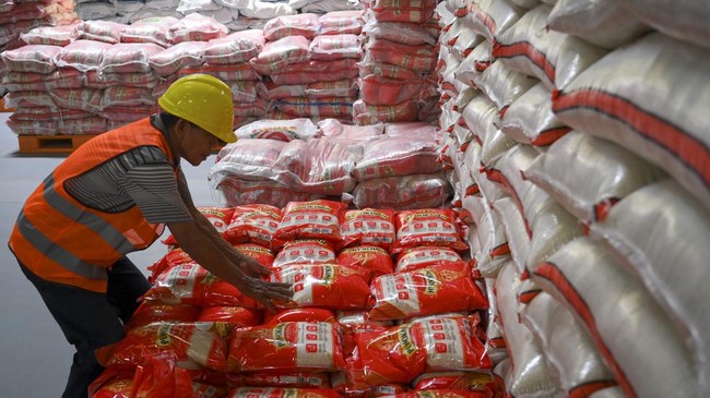 Satgas Pangan Polri memeriksa empat produsen beras terkait dugaan pelanggaran mutu. Temuan Kementan menunjukkan 212 merek beras tidak memenuhi standar.