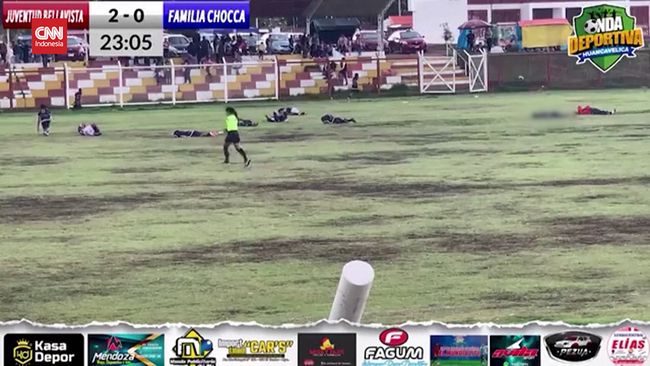 VIDEO: Detik-detik Pemain Asal Peru Tewas Tersambar Petir di Lapangan