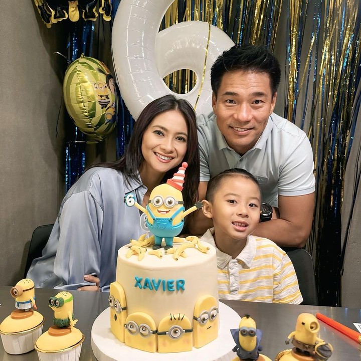 <p>Perayaan ulang tahun Xavier dibuat secara sederhana dan dihadiri oleh keluarga dekat, Bunda. Bertemakan Minion, Xavier terlihat tampan dengan balutan kemeja polo bergaris. (Foto: Instagram: @riniyulianti)</p>