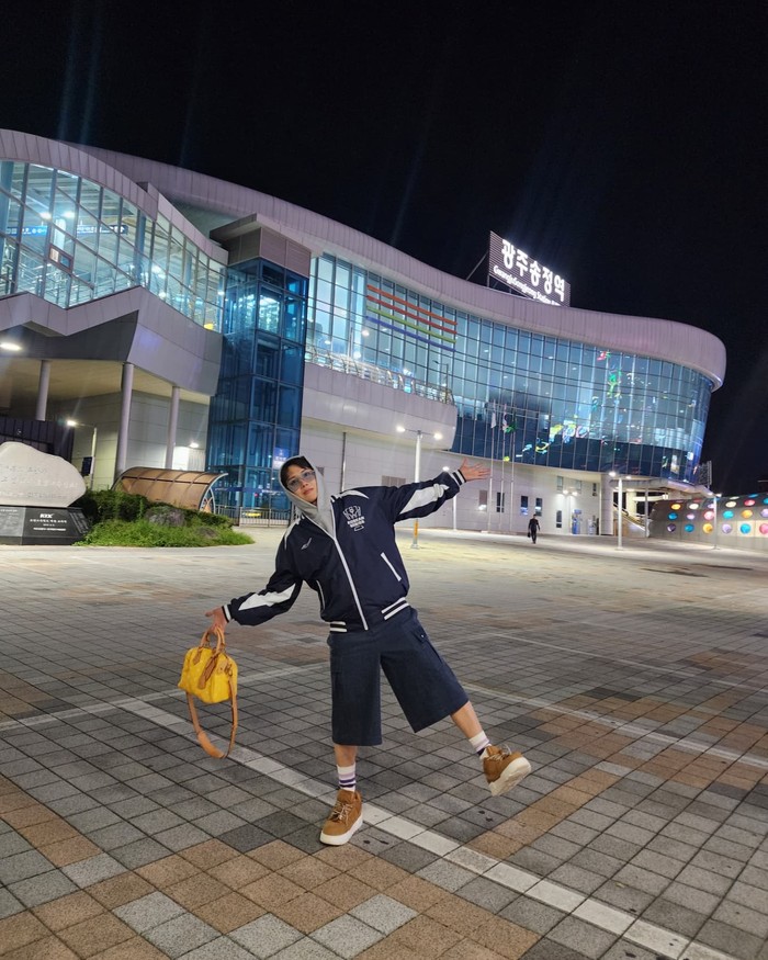 Anggota BTS yang lahir pada 18 Februari 1994 tersebut pun mendapat julukan ‘victory fairy’ setelah KIA Tigers berhasil mengalahkan Samsung Lions di pertandingan bisbol kedua dan keluar sebagai pemenang 2024 Korean Series. / Foto: instagram.com/uarmyhope