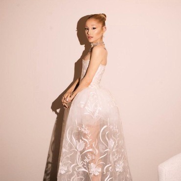 Penampilan Terbaru Ariana Grande Jadi Sorotan